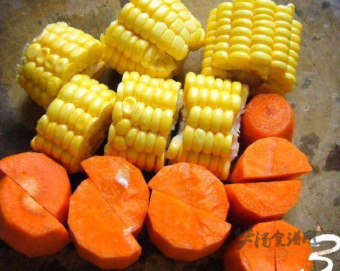 胡萝卜玉米龙骨汤的做法