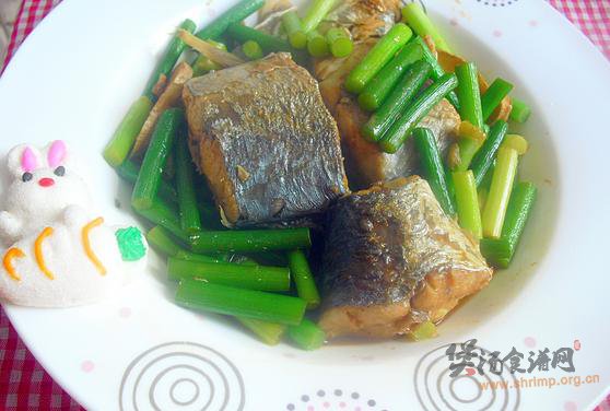 鲅鱼炖蒜苔的做法