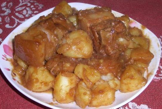 蒜香五花肉炖土豆的做法