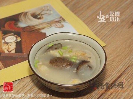 球参花胶排骨汤的做法