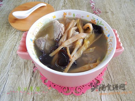金针菜木耳骨汤的做法