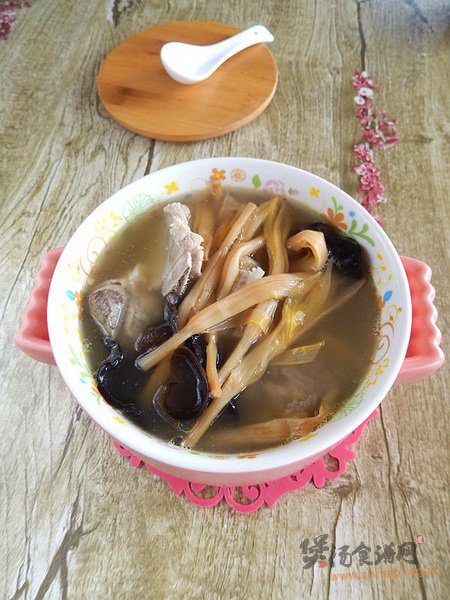 金针菜木耳骨汤的做法