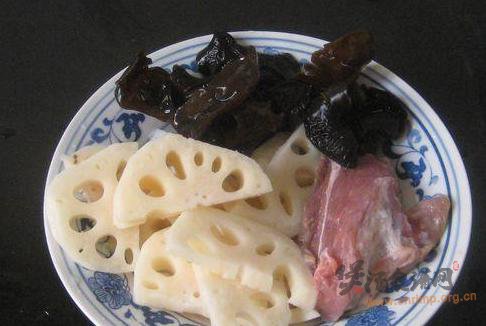 肉片黑木耳炖藕的做法