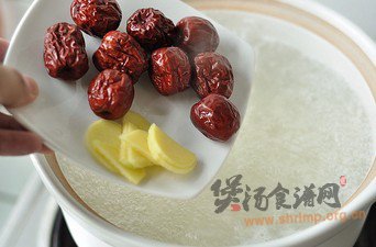 姜枣米粥的做法