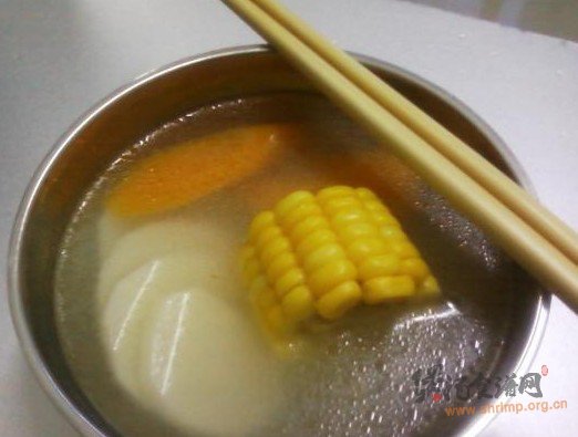 胡萝卜山药玉米汤的做法