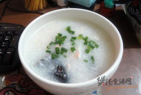 鲜甜三文鱼骨粥的做法
