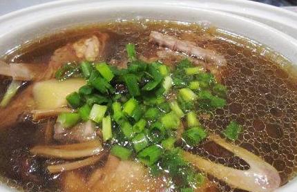 老鸭炖茶树菇的做法