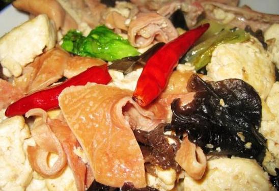 肥肠炖豆腐的做法