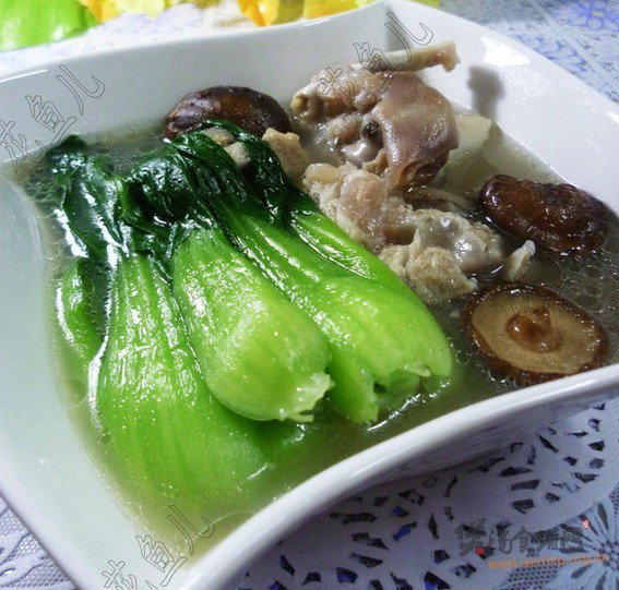 金钱菇青菜猪蹄汤的做法
