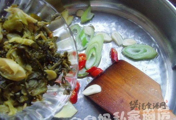 酸菜猪蹄煲的做法