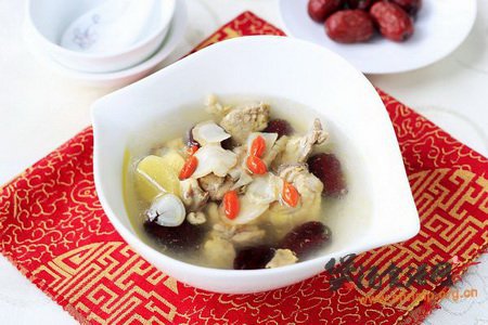 西洋参红枣鸡汤的做法