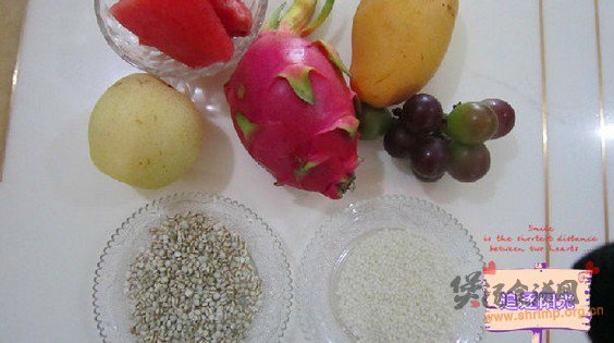 五彩斑斓果肉薏米粥的做法
