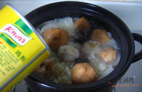 白菜油豆腐鱼丸汤的做法