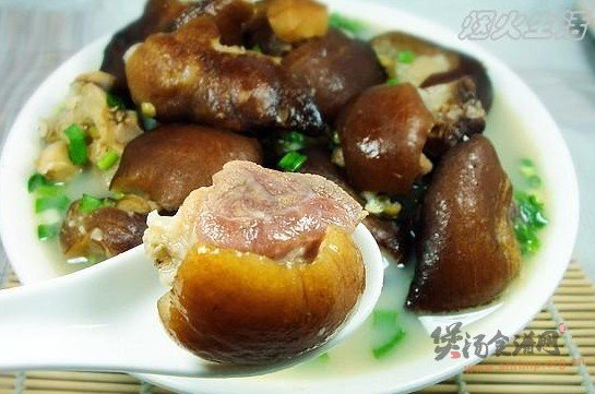 腊猪腿煲绿豆的做法
