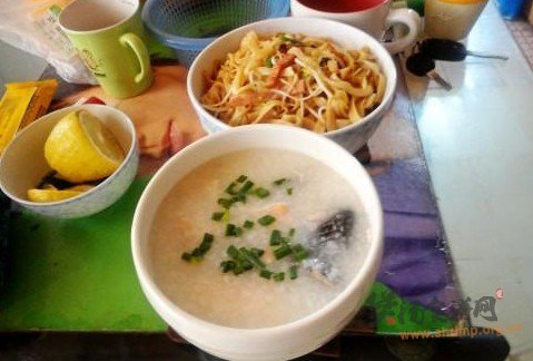 鲜甜三文鱼骨粥的做法