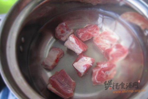 萝卜口蘑排骨汤』的做法