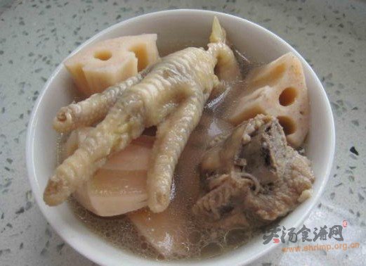 莲藕鸡爪猪骨汤的做法