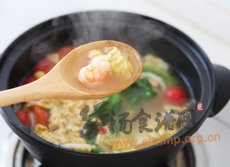 煎蛋白虾仁汤的做法