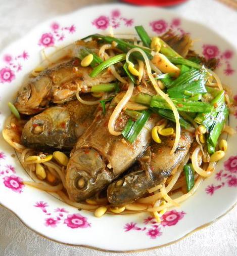 豆芽炖鲫鱼的做法