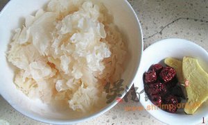 (1)银耳煲鸡汤的做法