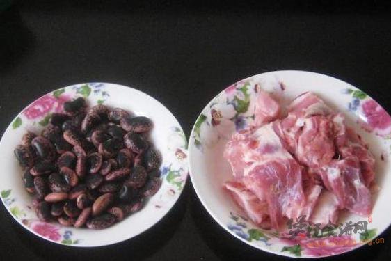 花腰豆炖排骨的做法