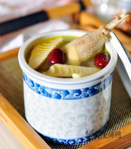 春笋煲土鸡的做法