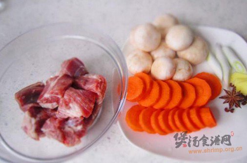 萝卜口蘑排骨汤』的做法