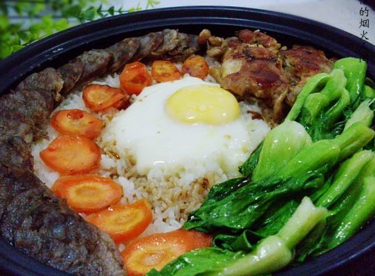 黑椒鸡腿腊肠煲仔饭的做法