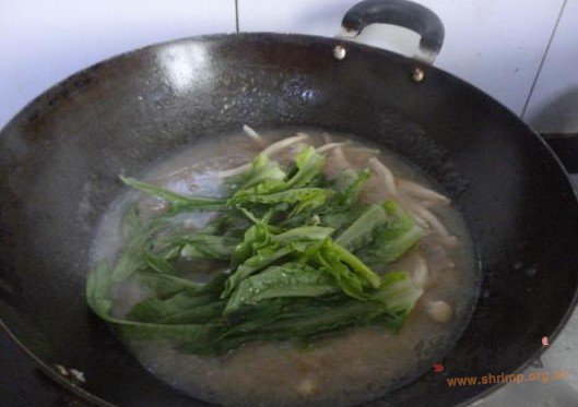 海鲜菇瘦肉青菜汤的做法