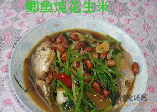 鲫鱼炖花生米的做法