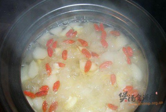 雪梨银耳百合汤的做法