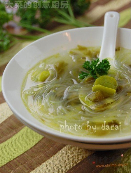酸菜蚕豆粉丝汤的做法