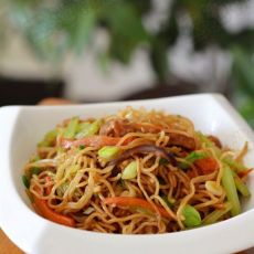 胡萝卜芹菜肉丝炒面的做法 胡萝卜芹菜肉丝炒面的做法
