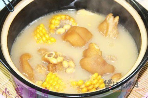 玉米黄豆煲猪脚的做法