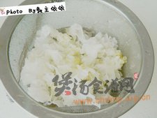 红糖皂角米银耳羹的做法