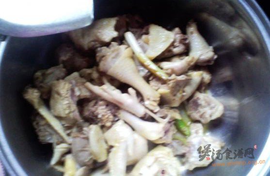 红枣莲子炖鸡的做法