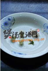 莲子土豆排骨汤的做法