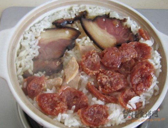 熏肉香肠煲仔饭的做法
