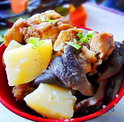 鸡肉炖土豆蘑菇的做法