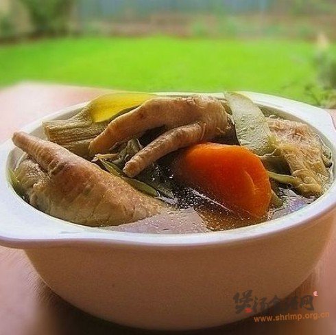 霸王花红萝卜鸡脚汤的做法