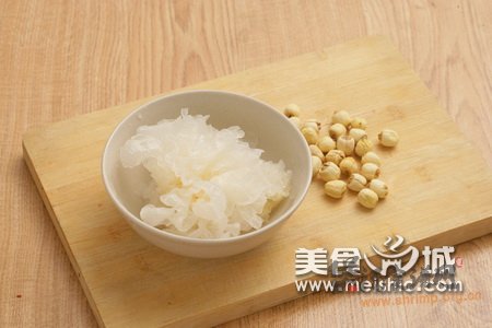 银耳莲子羹的家常做法的做法