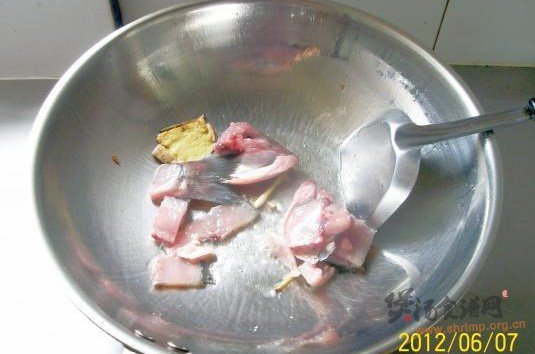 鲈鱼身骨豆腐汤的做法