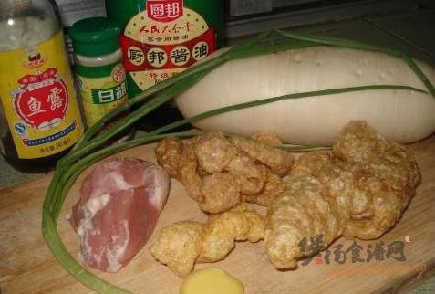 炸猪皮萝卜煲的做法