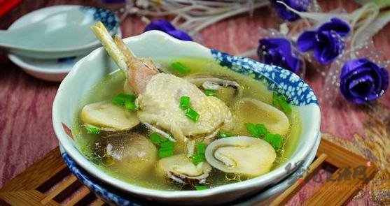 草菇炖鸡的做法