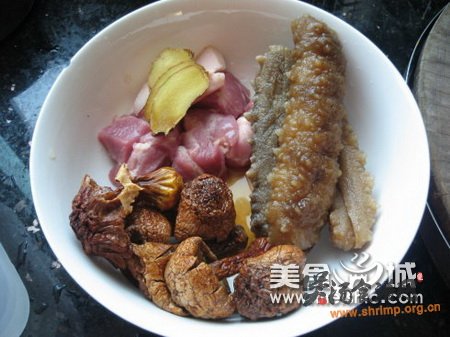 滋补海参姬松茸汤的做法