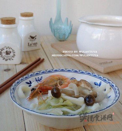 鲜奶汤汁手打面的做法