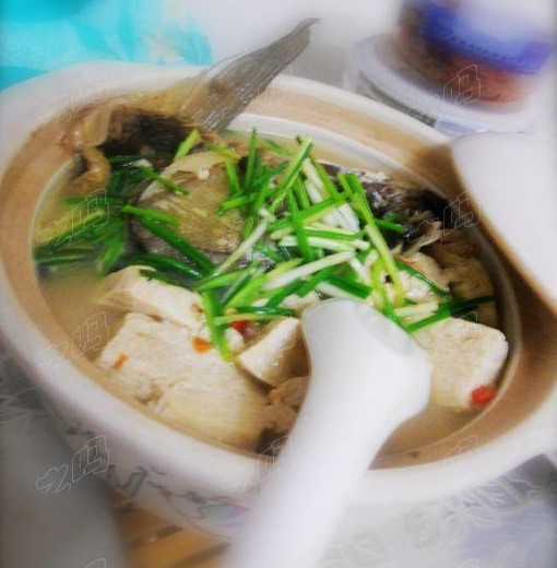 咸鱼头冻豆腐煲的做法