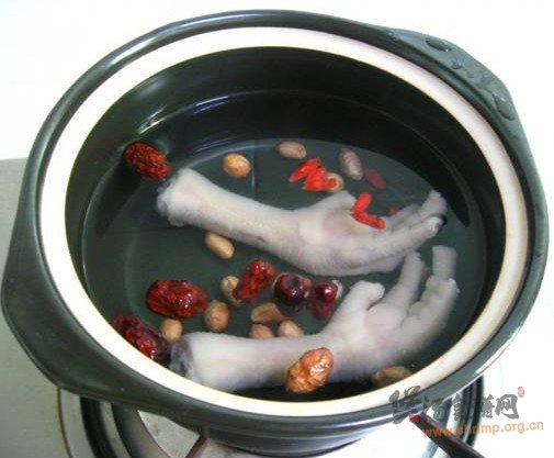 花生鸡脚汤的做法