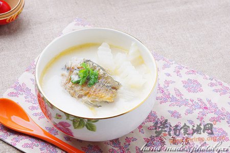 鲫鱼萝卜奶汤的做法