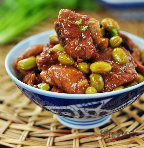 排骨毛豆炖面筋的做法
